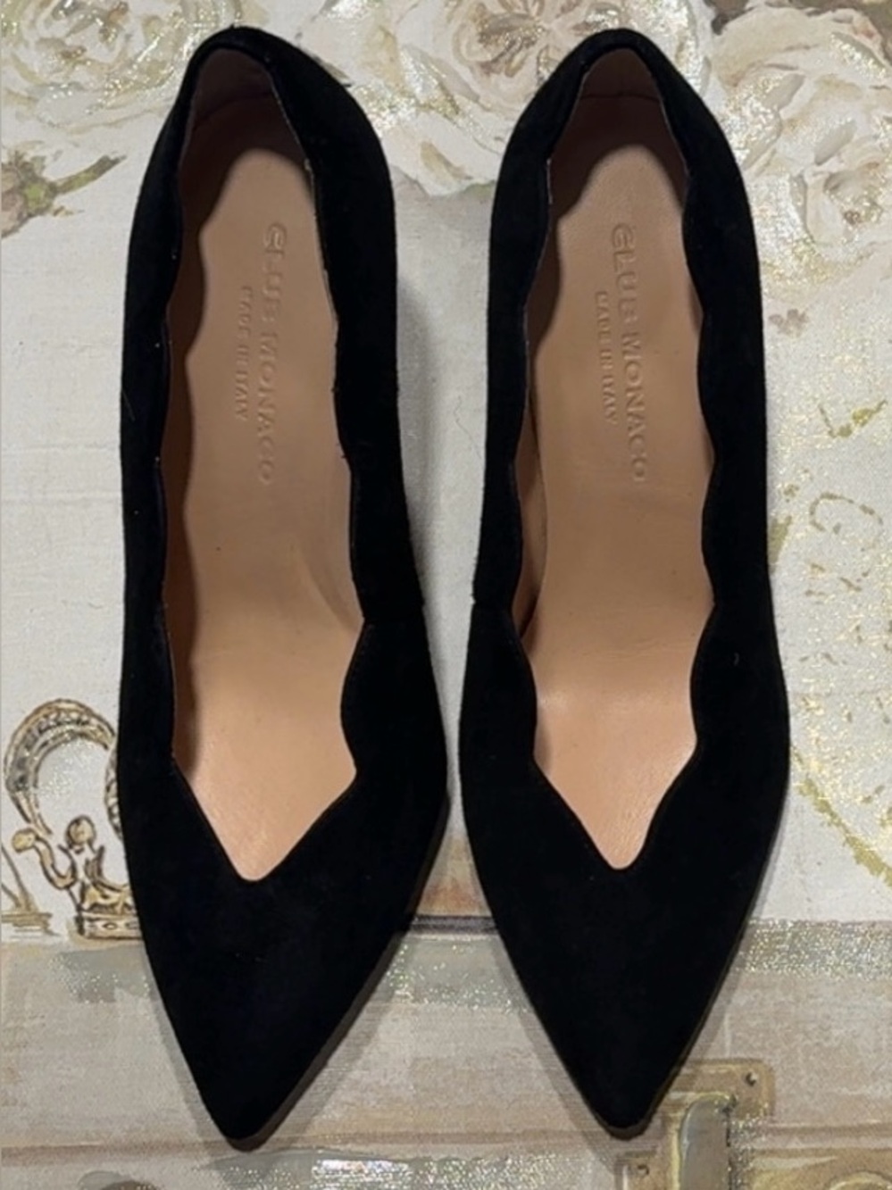 NWOT Club Monaco Black Suede Scalloped Edge Kendally Pumps Size 37/6